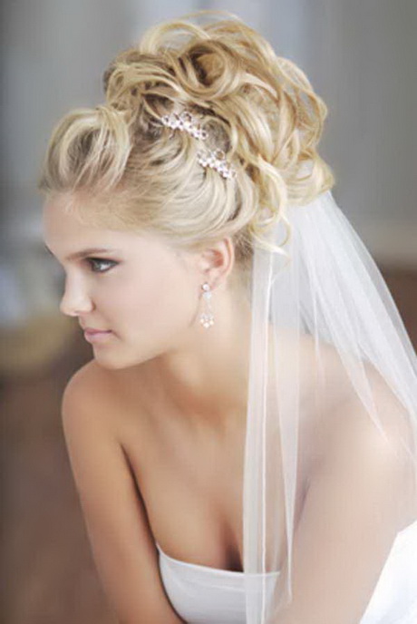 Penteados para noivas com véu curto