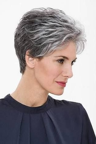 Corte de cabelo grisalho feminino curto