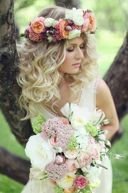 penteados-com-tiara-de-flores-para-cabelos-cacheados-98_10 Penteados com tiara de flores para cabelos cacheados