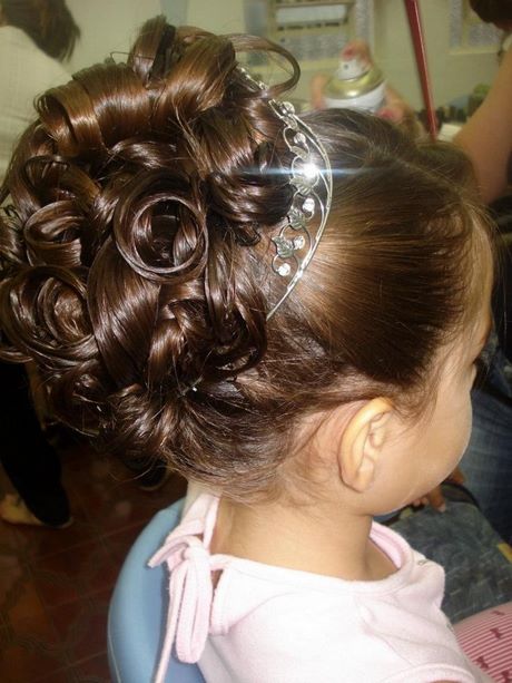 Penteados de florista cabelos cacheados infantil