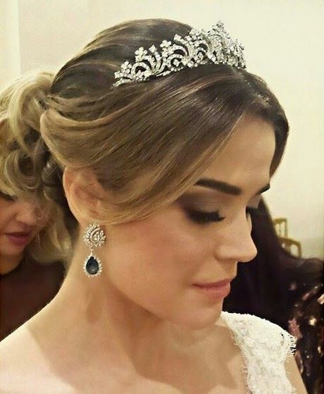 Penteados de noiva com tiara de princesa
