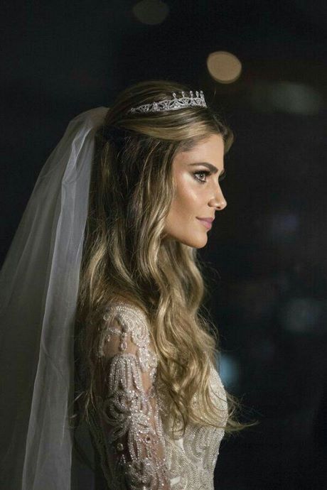 Penteado de noiva com tiara e véu
