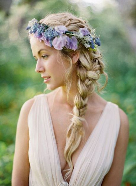 Penteados de noiva com trança e flor