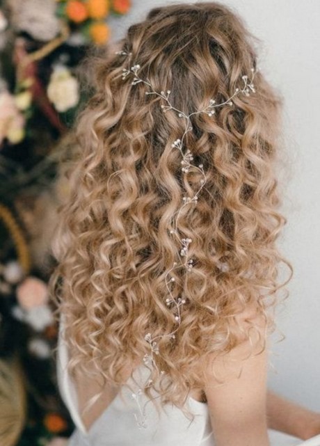 penteados-para-florista-de-casamento-cabelos-cacheados-05_10 Penteados para florista de casamento cabelos cacheados