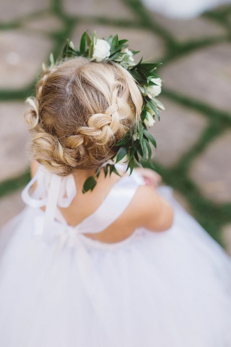 Penteados para florista de casamento cabelos cacheados