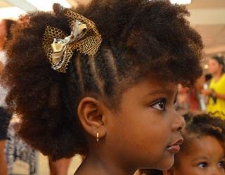 Penteados de cabelos cacheados infantil