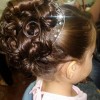 Penteados de florista cabelos cacheados infantil