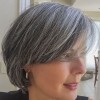 Corte de cabelo curto grisalho feminino