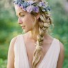 Penteados de noiva com trança e flor